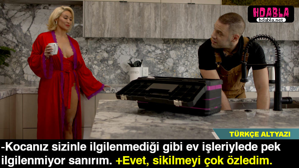 Tesisatçı herif gittiği evdeki ilgi isteyen matureye çakıyor